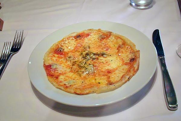 ここのピザは丸です。少し薄い生地のマルゲリータが大好きでした。