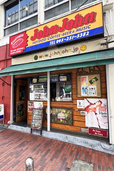 ホットドッグスタンド兼ロックバー「JohnJohn」