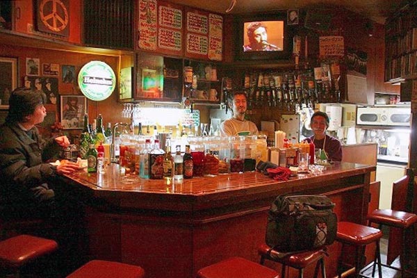 JohnJohnの1階店内、右端の人が安藤さん