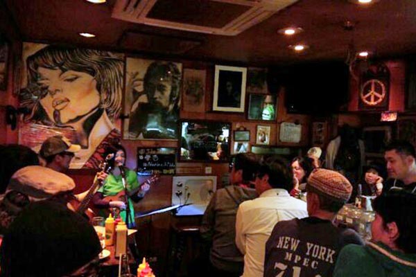 不定期でライブも開催