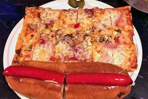 本牧IGの四角いピザとホットドッグ