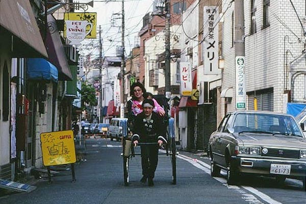 昔のお店の前、野毛仲通りを走る人力車