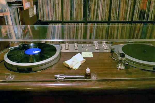 昔から使っていたレコードをかけるターンテーブル