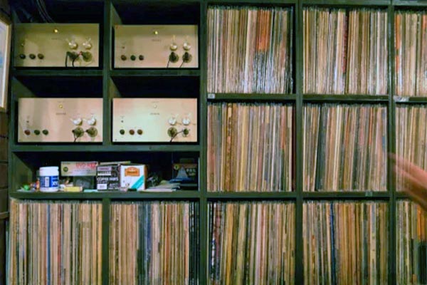 昔から使っていたアンプ。そして数千枚のLPレコード