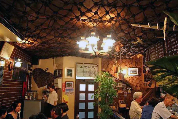 山荘の店内