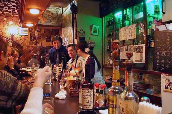 マスターのご長男 敏文さん（左側）とバーデンダーのジローさん