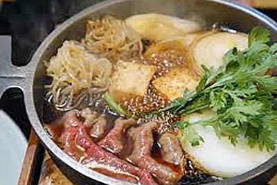 じゃのめやの牛鍋　ざくに玉ねぎが入るのが特徴