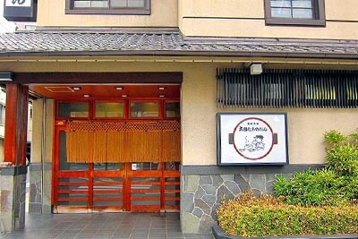 入口の縄のれんがこのお店のシンボルです