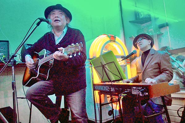 2012年12月31日ラッキーズプレイスでのカウントダウン・ライブ　エディさんと久野さん