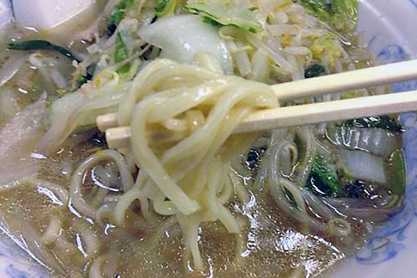 ここも断面が四角い（平たい）太麺です。
