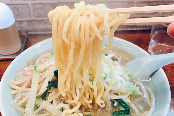 ここの麺も断面が四角い（平たい）太麺です。