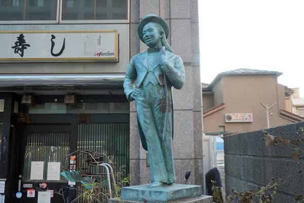野毛大通り沿い「松葉寿し」入口にある美空ひばり像