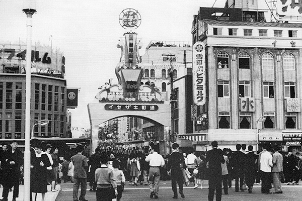 横浜で一番活気があった1960年代の伊勢佐木町一丁目入口