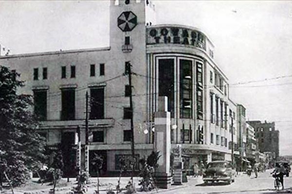 進駐軍に接収され「OCTAGON THEATER」になったオデヲン座