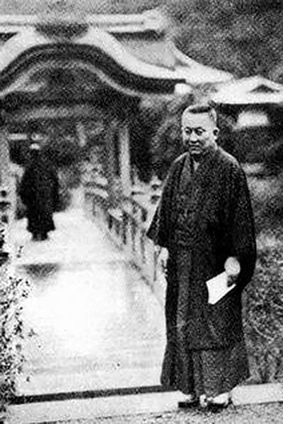 三溪園の内苑の草花を愛でる原富太郎（三溪）