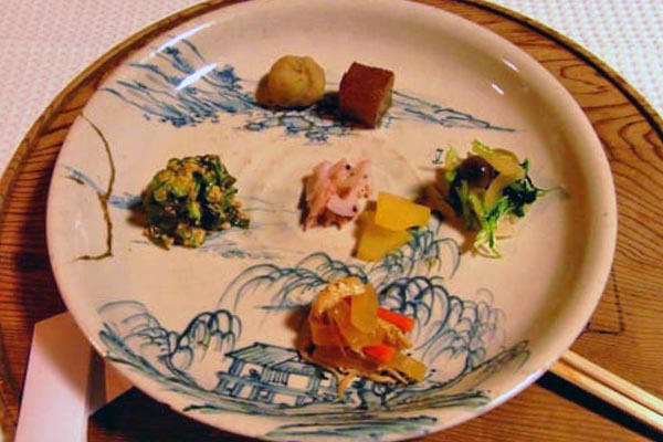 隣花苑のコース料理と原家に代々伝わる見事な器