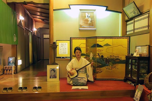 五代目女将は三味線を弾いてお客様をお出迎えすることもありました。