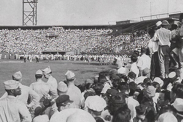 ゲーリック球場でのプロ野球試合開始前の風景
