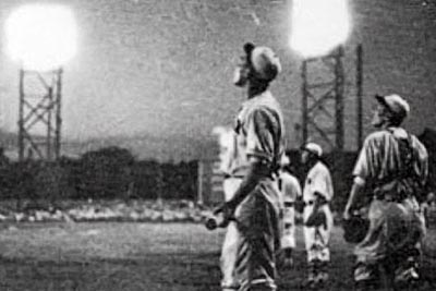 ゲーリック球場で行われた立教大学対慶應大学野球部の日本初のナイトゲーム