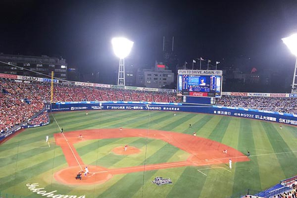 メインスコアボードとナイター照明が新しくなる前のスタジアム内風景