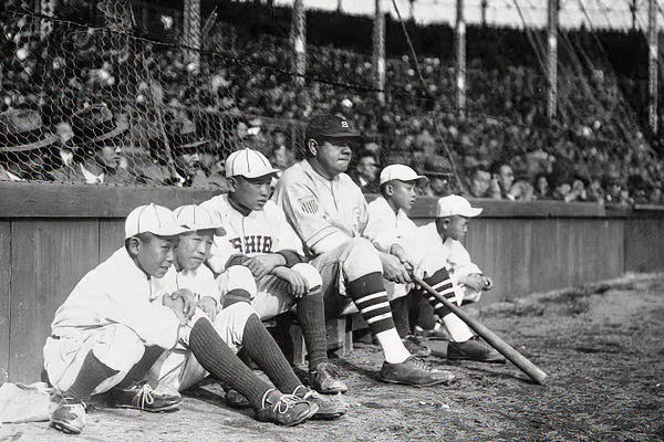 横浜公園球場で日本の少年たちと練習風景を見守るベーブ・ルース