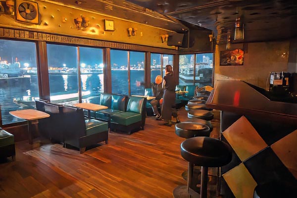 ポーラスターの内観