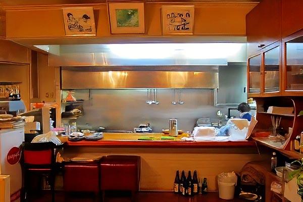 お店に入って左側にあるカウンターと厨房