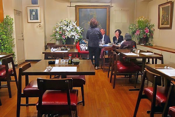 ジャックスの店内風景。壁に飾ってある絵は閉店後常連のお客様に格安ですべて売却されました。