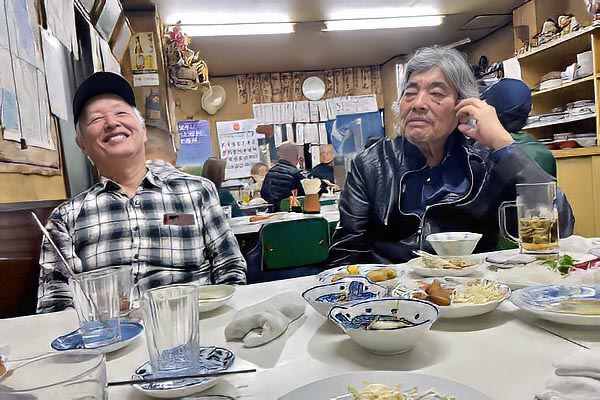 埼玉屋さんが大好きだったエディさん。お隣はエディさんと幼馴染みの中華街の小手さん。