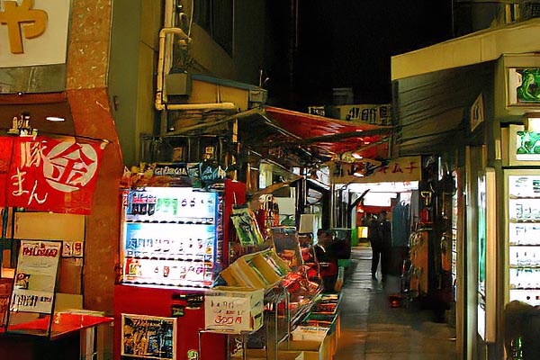 横浜橋通商店街中程の細い路地を入るとまだ昭和そのもの
