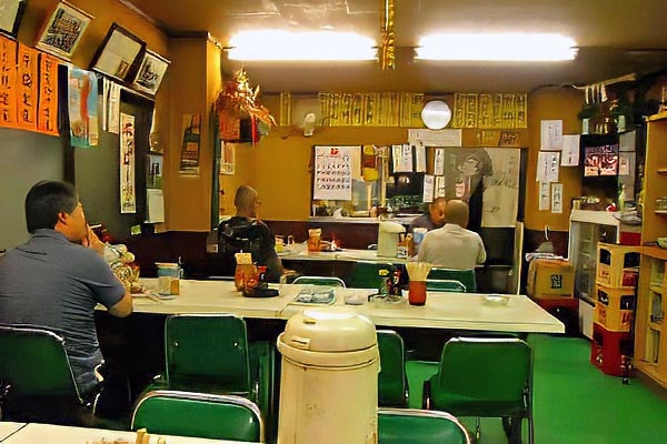 埼玉屋さんの店内。今も喫煙ＯＫです。