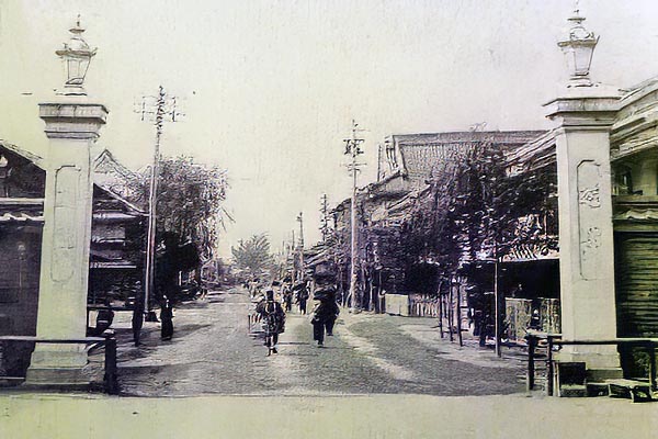 永真遊廓の入口。吉原もそうですが、どこの遊廓も周囲を塀や堀で囲っていました。