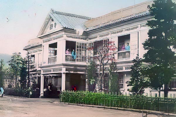 岩亀楼と並び横浜を代表する大楼の一つだった永楽町の「神風楼」（明治38年頃）。ここは外国人専用の妓楼でした。